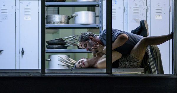 Το θέατρο συναντά το σινεμά: Το «Άνθρωποι και Ποντίκια» του Βασίλη Μπισμπίκη κάνει πρεμιέρα σε streaming