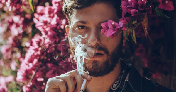 «Αν είναι αληθινό για τον δημιουργό, θα γίνει και για κάποιον θεατή»: Στη «Φωλιά» του Ηλία Δούλη