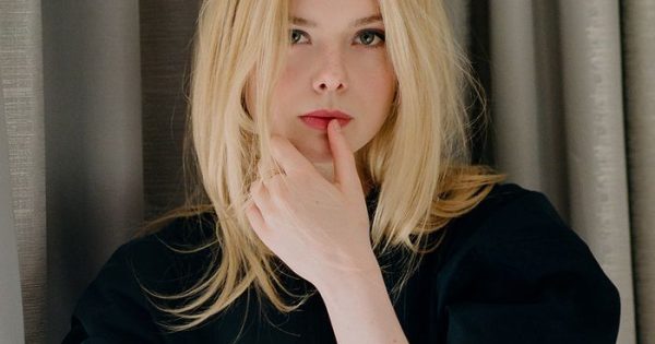 Αυτοκτονία μέσω μηνυμάτων: Η Λίζα Τσολοντένκο σκηνοθετεί την Ελ Φάνινγκ