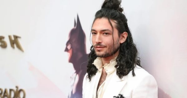 Επανεμφάνιση Έζρα Μίλερ στην πρεμιέρα του «Flash»