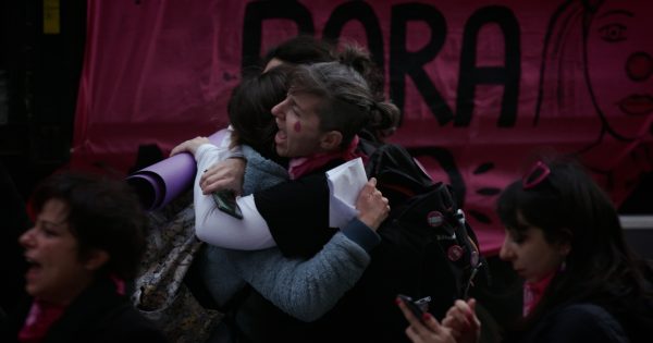 «Ζω από θαύμα και σήμερα μπορώ να σας πω την ιστορία μου»: Το «Femicidio» σε online προβολές από το CineDoc