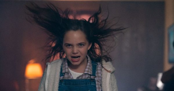 Τρέιλερ: Η νέα διασκευή του «Firestarter» του Στίβεν Κινγκ ανάβει φωτιές τον Μάιο