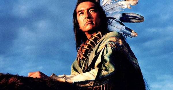 Γκρέιαμ Γκριν (1952-2025): Έφυγε ο Kicking Bird του «Χορεύοντας με τους Λύκους»