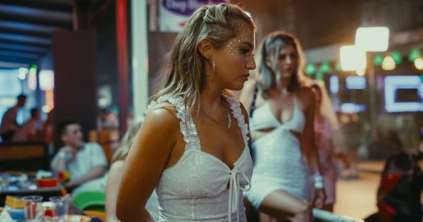 Ταινία της Εβδομάδας: Γκρεμίζοντας την all inclusive διονυσιακή εμπειρία του ελληνικού καλοκαιριού