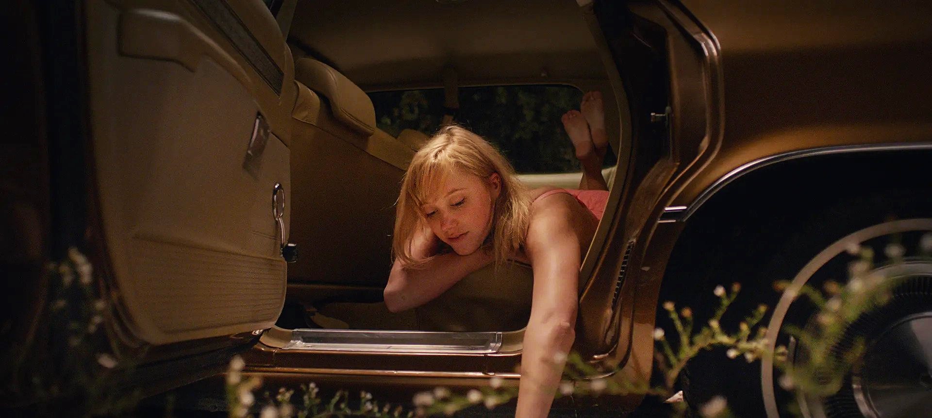 it-follows-still_1581_107770952