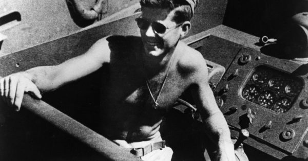 Ο Τζέιμς Γκρέι στο τιμόνι ενός ειδικού biopic για την ηρωική στρατιωτική νεότητα του Τζον Κένεντι