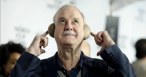 Ο Τζον Κλιζ αρνείται να κόψει σκηνή από το «Life of Brian» για τη θεατρική του διασκευή