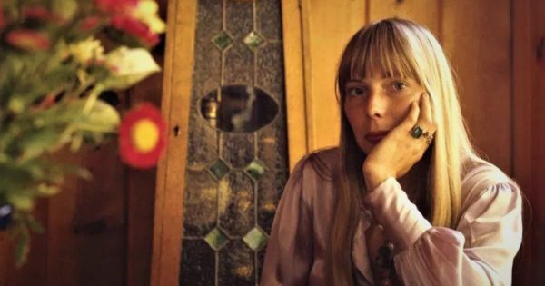 Όχι Almost, σκέτο Famous: Ο Κάμερον Κρόου ετοιμάζει ταινία για την Τζόνι Μίτσελ