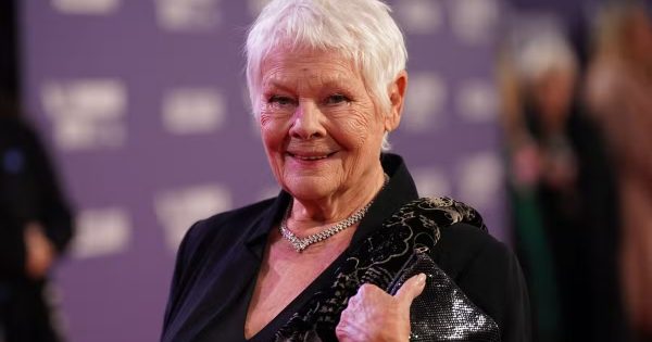 Η Τζούντι Ντεντς για το «The Crown»: «Χρειάζεται να δηλώνει ότι πρόκειται περί μυθοπλασίας»