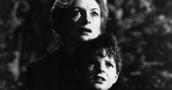 «Ο άνεμος ήταν που έσβησε το κερί»: Γιατί το «The Innocents» παραμένει η καλύτερη ταινία τρόμου όλων των εποχών