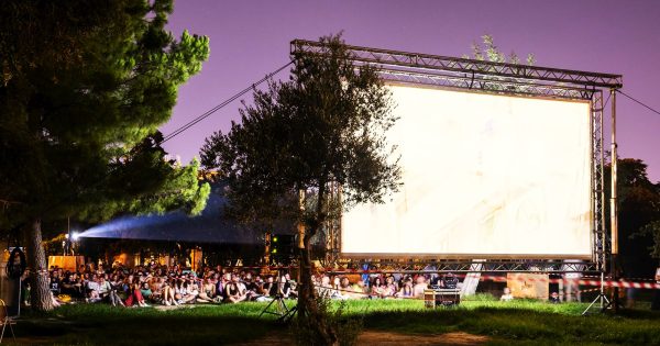 Get the party started: Το 13ο AOAFF προβάλλει «Moulin Rouge» και «Romeo+Juliet» σε φαντασμαγορικό σινεμαραθώνιο αυτή την Παρασκευή
