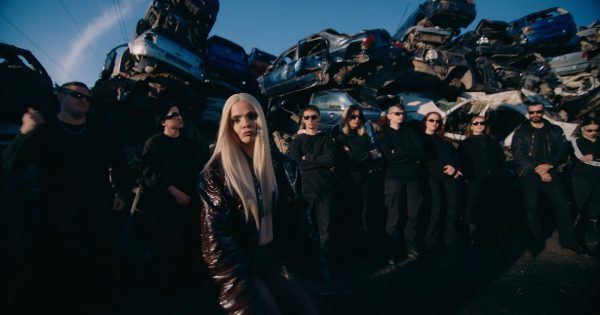 Experimental pop: Η Γεύη Δημητρακοπούλου σκηνοθετεί το μουσικό βίντεο «Bulldog» της Lou