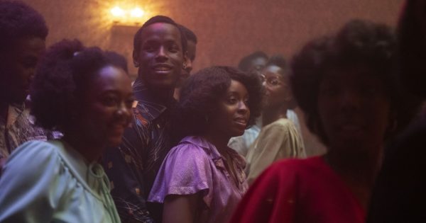 [Κριτική] Το «Lovers Rock» του Στιβ ΜακΚουίν είναι το πάρτι που τόσο μας λείπει. Και πολλά περισσότερα