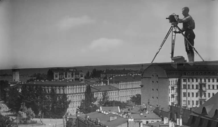 man-with-a-movie-camera-2_1581_107743568