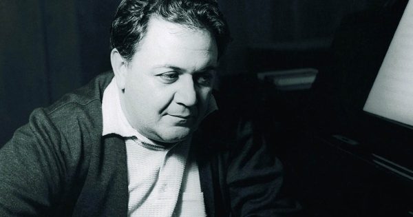 Μάνος Χατζιδάκις: «Το μυστικό είναι να μην συνηθίσεις στην ασχήμια»