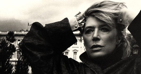 Μάριαν Φέιθφουλ (1946-2025): She Walks in Beauty