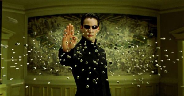 Χορεύοντας στο «Matrix»: Ο Ντάνι Μπόιλ σκηνοθετεί θεατρικό project-διασκευή της κινηματογραφικής επιτυχίας