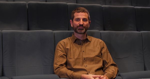 «Ο “Απόστρατος” φθάνει στο πολιτικό μέσα από το προσωπικό»: Ο Ζαχαρίας Μαυροειδής στην κάμερα του ΣΙΝΕΜΑ