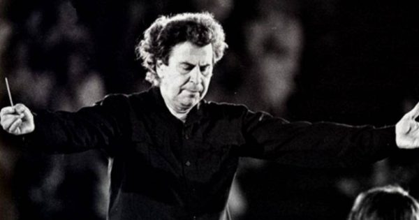 «Το τραγούδι δεν είναι μόνο χρήσιμο, αλλά απαραίτητο»: 10 ερωτήσεις στον Μίκη Θεοδωράκη από το ΣΙΝΕΜΑ