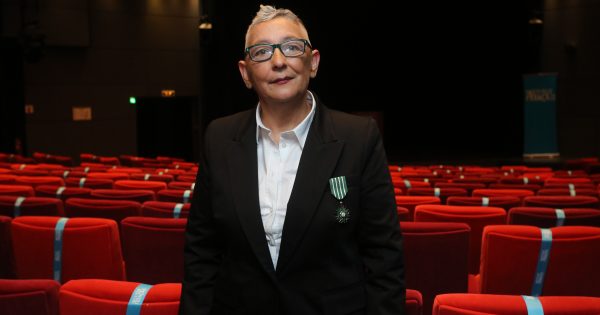Παρασημοφόρηση της Μαρία «Cyber» Κατσικαδάκου σε Ιππότη του Τάγματος Γραμμάτων και Τεχνών από την Πρεσβεία της Γαλλίας