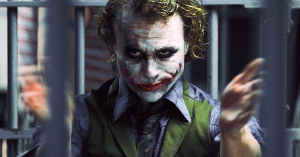 «Why so serious?» Ο πατέρας του Χιθ Λέτζερ ξεφυλλίζει το ημερολόγιο του Τζόκερ
