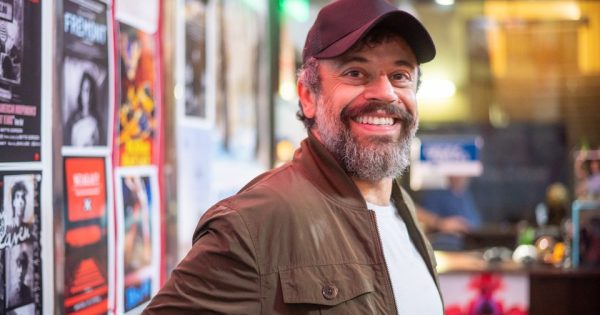 «Το να εστιάζουμε στα παράλογα του κόσμου, βοηθάει στο να αντιμετωπίζουμε τη ζωή»: Ο Μπαμπάκ Τζαλάλι στο ΣΙΝΕΜΑ