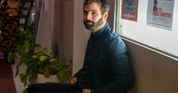 Γιάννης Καράμπαμπας: «Το σκοτάδι εκεί έξω είναι διάχυτο, ας αρχίσουμε να βρίσκουμε το φως μέσα μας»