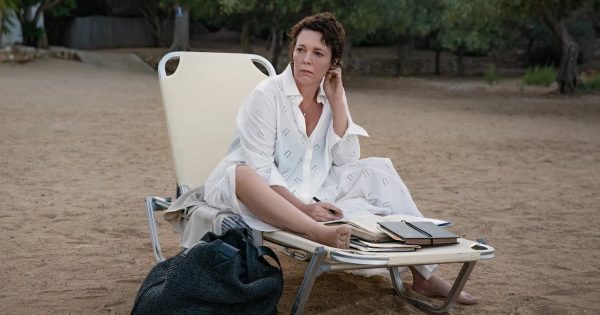 Ταινία της Εβδομάδας: Ρόλοι, πόθοι, ήττες και συμφιλίωση στην «Χαμένη Κόρη» της Μάγκι Τζίλενχαλ