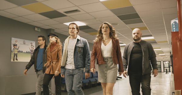Όλοι για την παρέα: Βρεθήκαμε στα γυρίσματα της σειράς «Αόρατοι» της COSMOTE TV