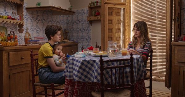 Ταινία της Εβδομάδας: Στις «Παράλληλες Μητέρες» του Πέδρο Αλμοδόβαρ η μητρότητα και η μνήμη δονούν τον κόσμο