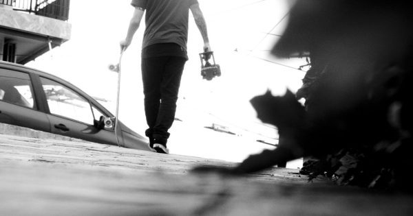Γυρνώντας την Αθήνα πάνω σε ένα skate
