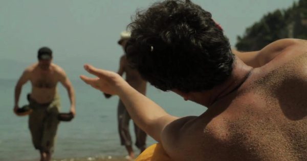 «Το Μαξιλάρι»: Σώμα, άμμος και χιούμορ