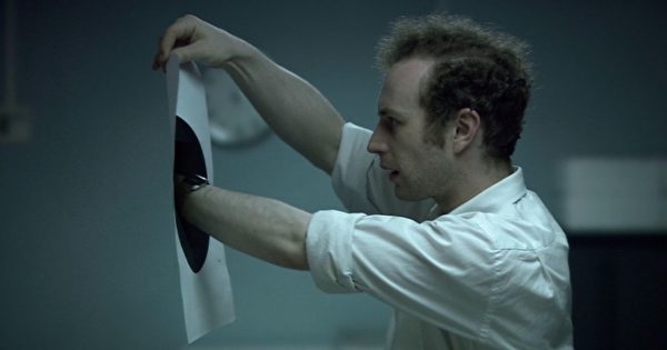 Shοrtsάκι: «Mαύρη Τρύπα» (2008) των Φιλ & Όλι
