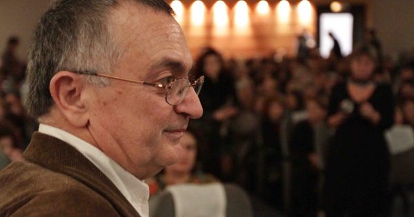 «Ο ανθρώπινος πόνος δεν είναι εμπόρευμα». Ο Σταύρος Ψυλλάκης μιλά για την «Ολυμπία» του