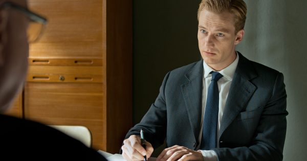 «Ως Γερμανοί δεν πρέπει να σταματήσουμε να μιλάμε γι’ αυτό»: ο πρωταγωνιστής του «Λαβύρινθου της Σιωπής» μιλά στο cinemag.gr