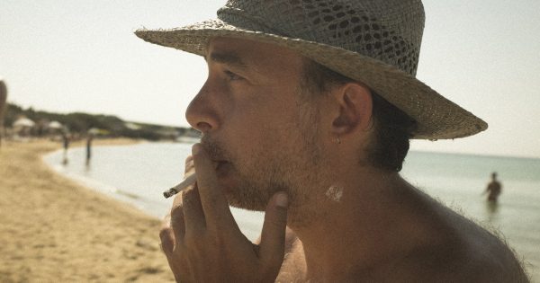 «Suntan»: Ο Αργύρης Παπαδημητρόπουλος μιλάει για καλοκαιρινές ηδονές και κινηματογραφικά ρίσκα