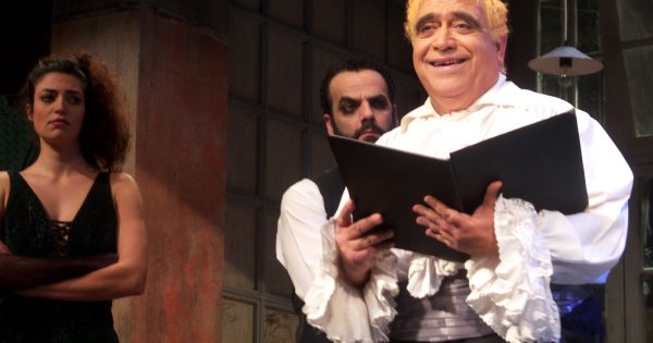 «ΠΑΝ-δη-ΜΙΑ»: η μαύρη κωμωδία της κρίσης από τον Δημήτρη Πιατά