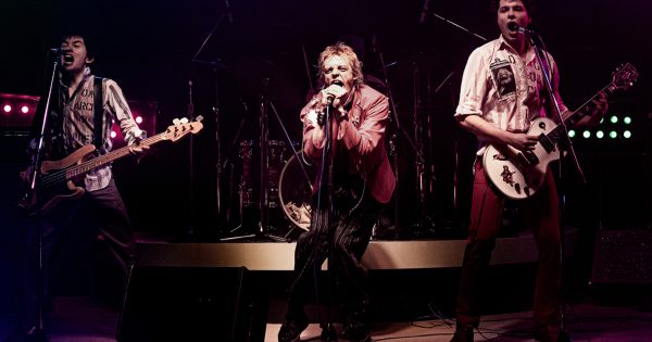 Πρώτες εικόνες από τη μίνι σειρά του Ντάνι Μπόιλ για τους Sex Pistols!