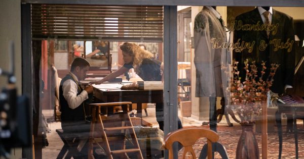 Η Σόνια Λίζα Κέντερμαν και ο Δημήτρης Ήμελλος προβάρουν το αγαπημένο τους «κινηματογραφικό κοστούμι»