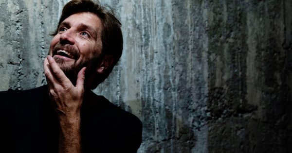 Σιγά μην έλειπε: Ντοκιμαντέρ παρακολουθεί τον Ρούμπεν Έστλουντ και την επιχείρησή του για 3ο Χρυσό Φοίνικα