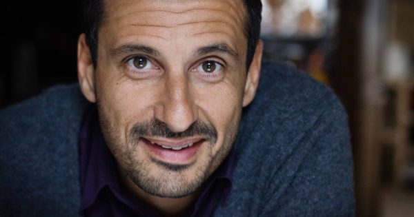 «Έχουμε γίνει όλοι σεναριογράφοι και ηθοποιοί σε social λογαριασμούς»: Ο Σαφί Νεμπού μιλά στο ΣΙΝΕΜΑ