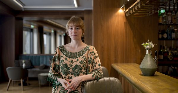 Λεoνί Μπένες: «Θέλω να δουλέψω με ανθρώπους που δείχνουν ενδιαφέρον και είναι ενδιαφέροντες»