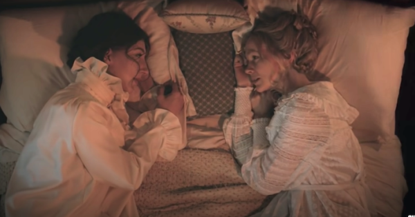 «Lesbian Period Drama»: Η Κάρεϊ Μάλιγκαν στον κόσμο του «Αμμωνίτη» μέσω του SNL
