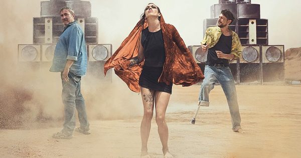 «Sirat» του Όλιβερ Λάσε: Ένα εκρηκτικό μίγμα σκόνης, υπαρξιακής περιπέτειας, πνευματικότητας και αυθεντικής τέκνο