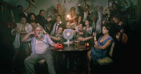 Πόλεμος σε τέσσερις τοίχους: Το «Σπιρτόκουτο» του Γιάννη Οικονομίδη γίνεται μιούζικαλ στη Στέγη