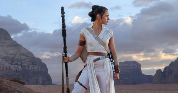 Το «Star Wars» επιστρέφει στη μεγάλη οθόνη με Ρέι και τρεις νέες ταινίες