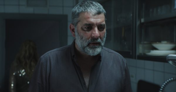 Πρώτες εικόνες και ημερομηνία κυκλοφορίας για την «Σπασμένη Φλέβα» του Γιάννη Οικονομίδη