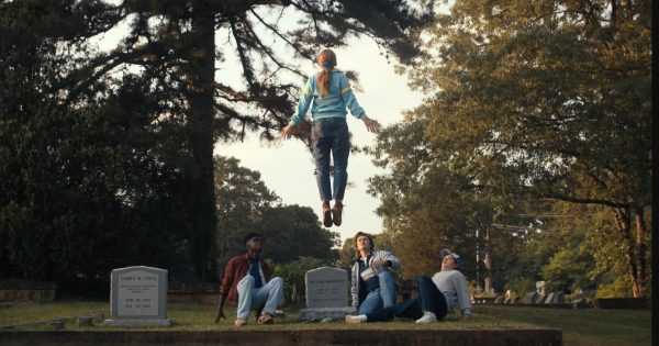 To «Stranger Things» έφερε την Κέιτ Μπους στην κορυφή του i-tunes