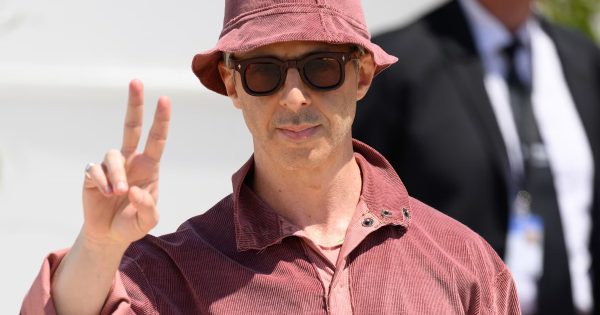 «Σαν το ‘Κονκλάβιο’ με σαμπάνια»: Ο Τζέρεμι Στρονγκ καλοπέρασε στην κριτική επιτροπή των Καννών
