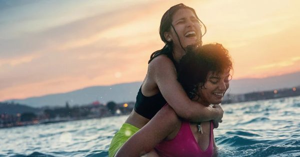 Ξεκίνησε η δίκη της Σάρα Μαρντίνι των «Swimmers» του Netflix